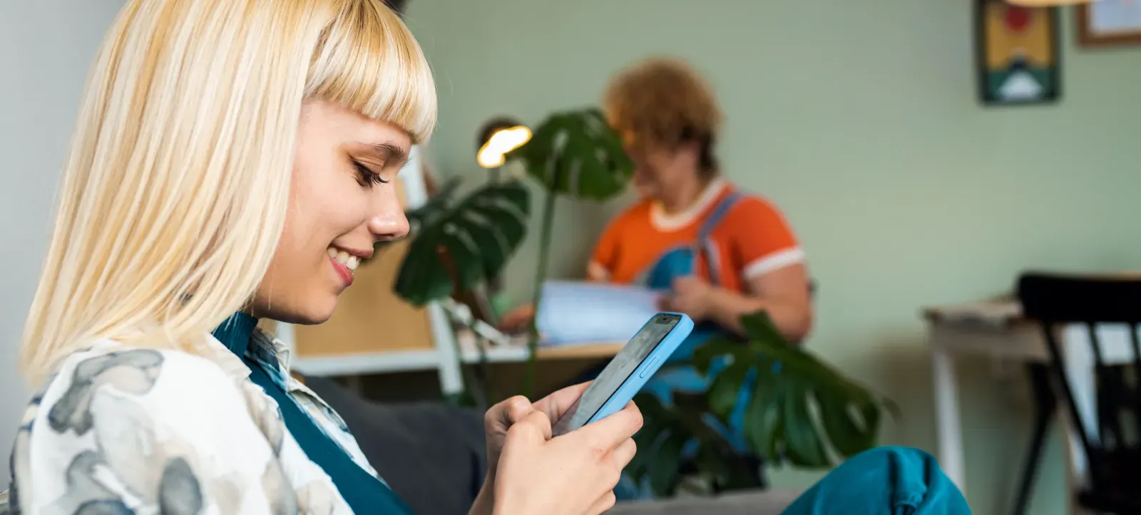 Dziewczyna wypełniająca ankietę